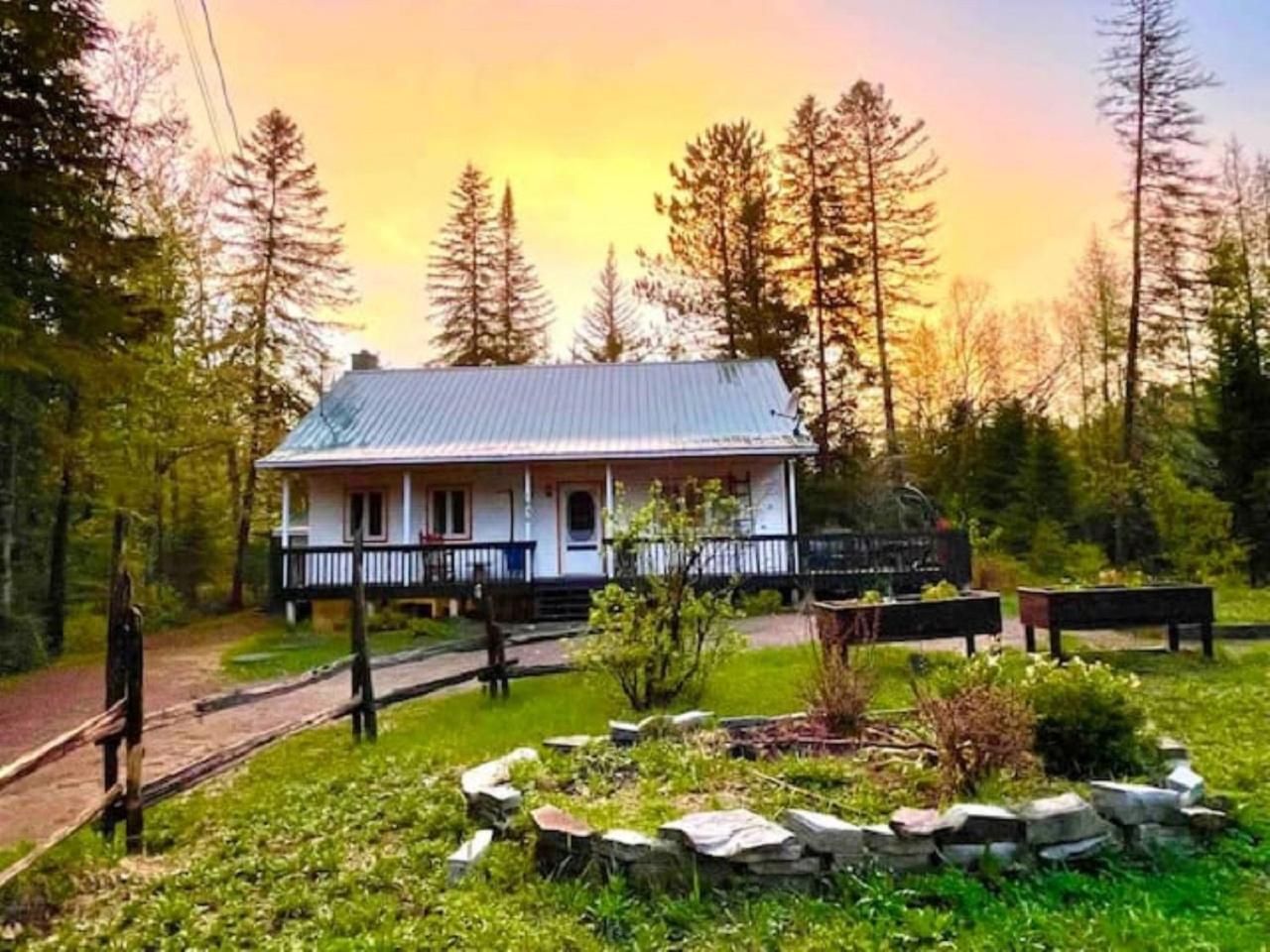 Chalet De L'Ours Bord Riviere - Lit King Size - Petit Dejeuner Bio - Table De Pool Villa Saint-Alexis-des-Monts Esterno foto